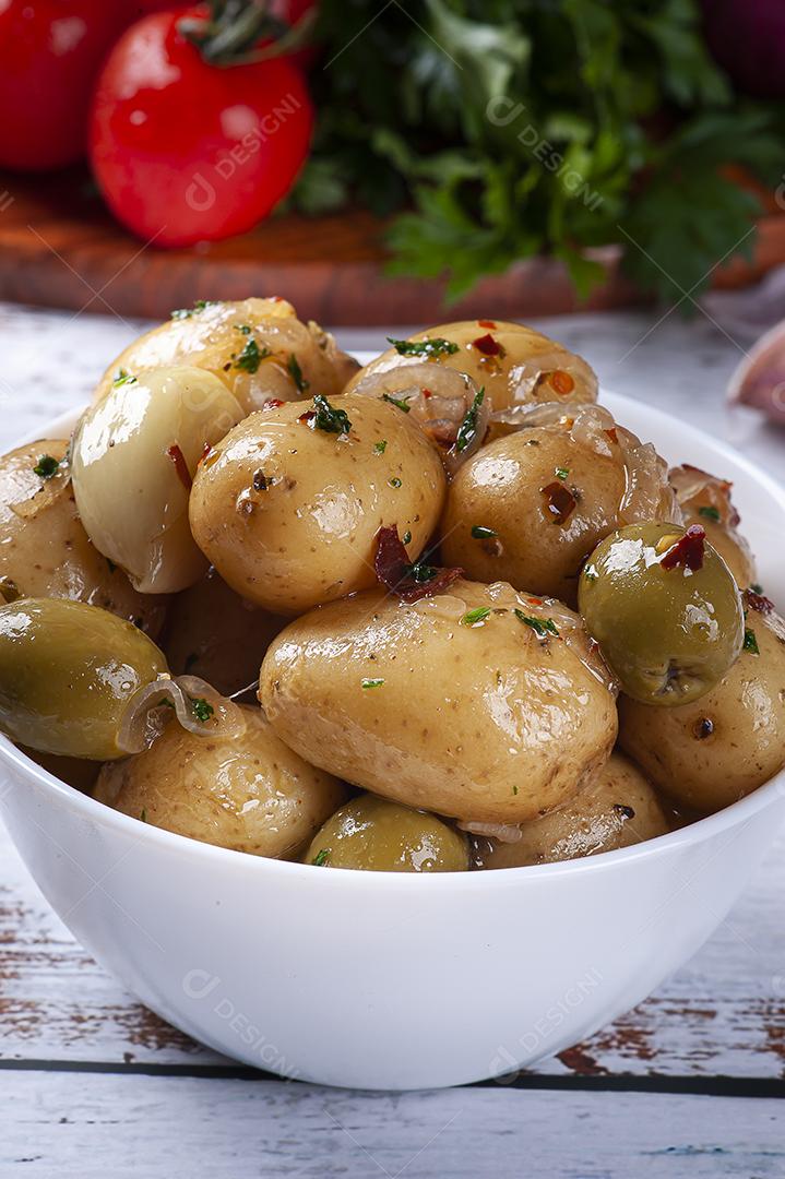 Mini batatas caseiras em conserva em uma tigela branca JPG