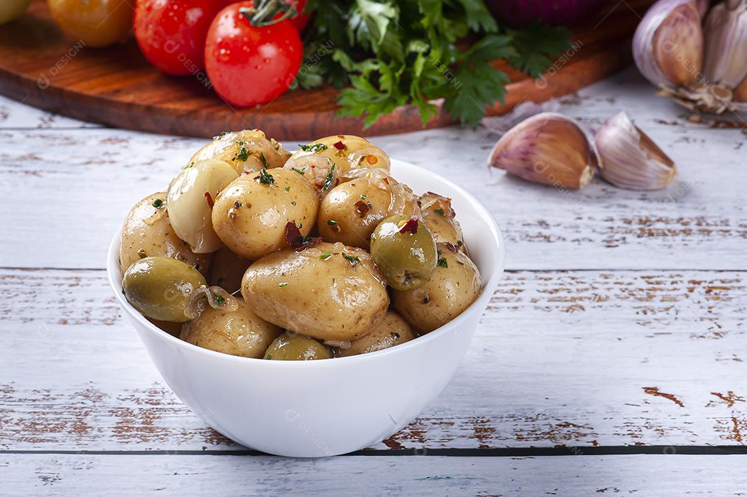 Mini batatas caseiras em conserva em uma tigela branca JPG