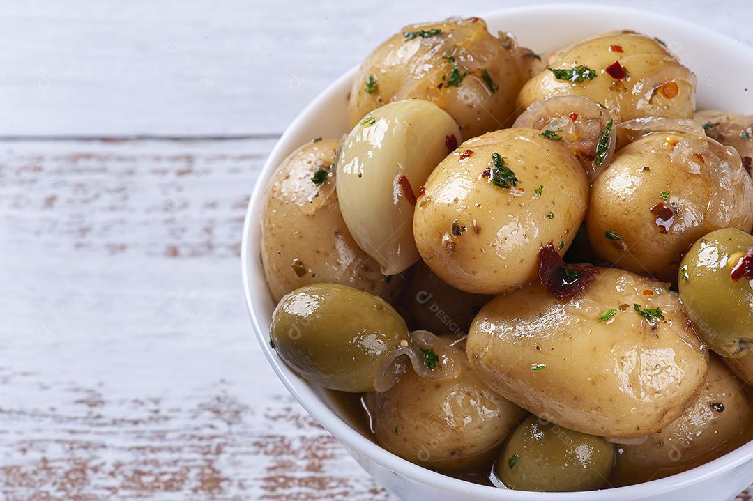Mini batatas caseiras em conserva em uma tigela branca JPG