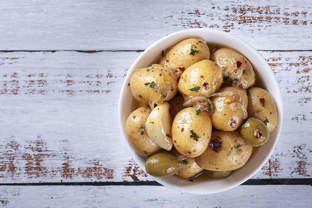 Mini batatas caseiras em conserva em uma tigela branca JPG