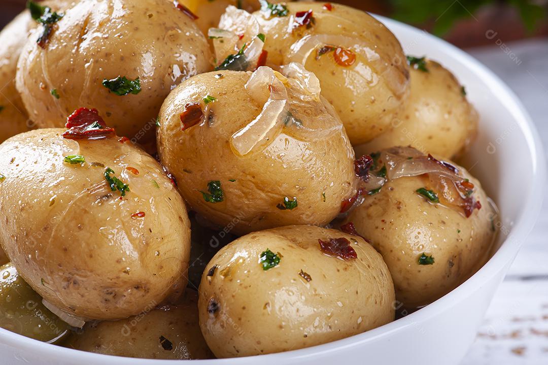 Mini batatas caseiras em conserva em uma tigela branca JPG