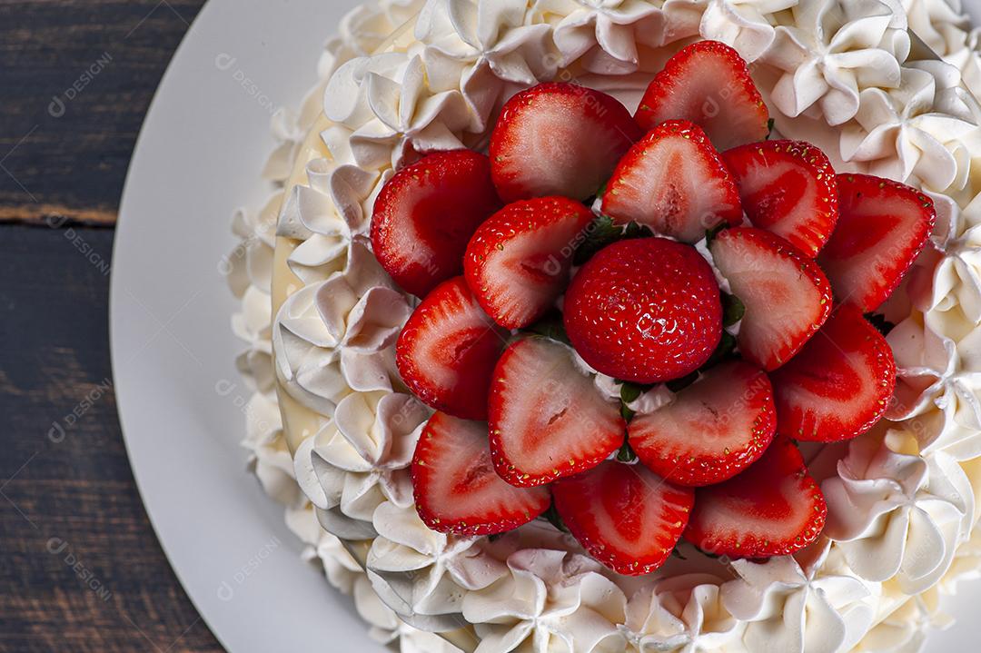 Bolo de aniversário lindo coberto com chantilly e palha fresca JPG