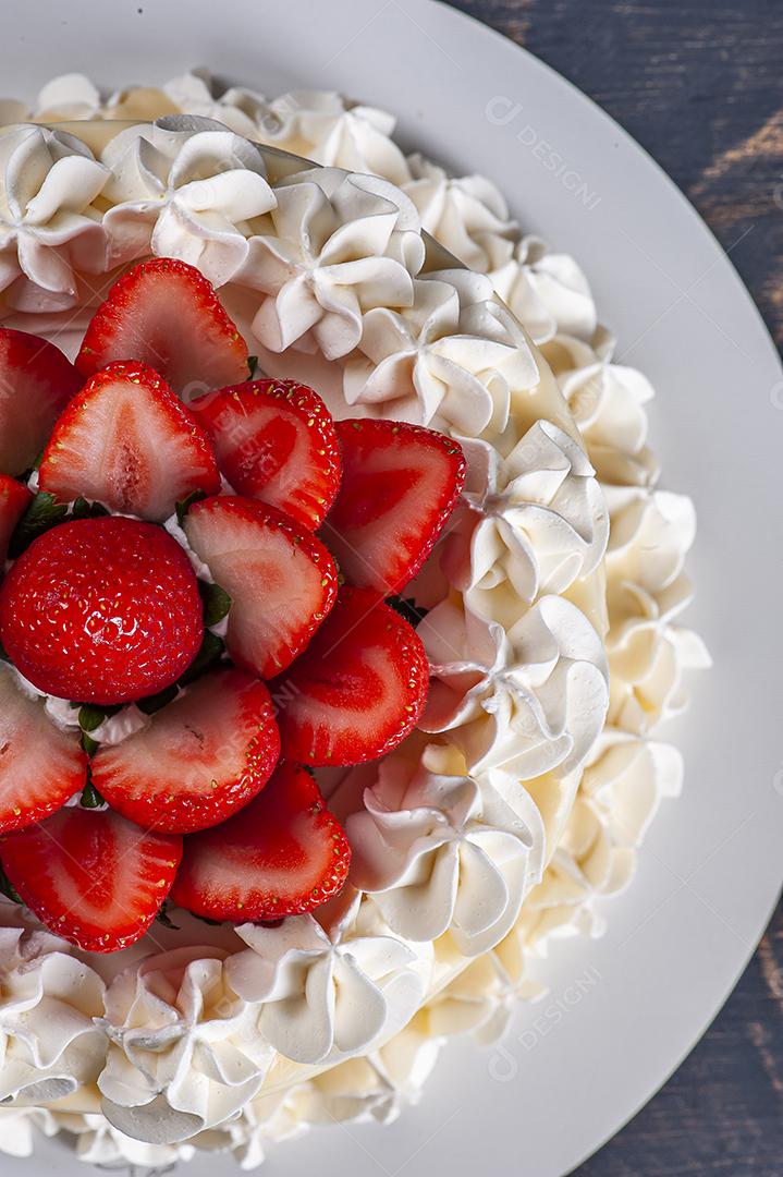 Bolo de aniversário lindo coberto com chantilly e palha fresca JPG