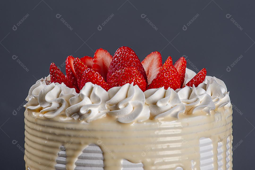 Bolo de aniversário lindo coberto com chantilly e palha fresca JPG