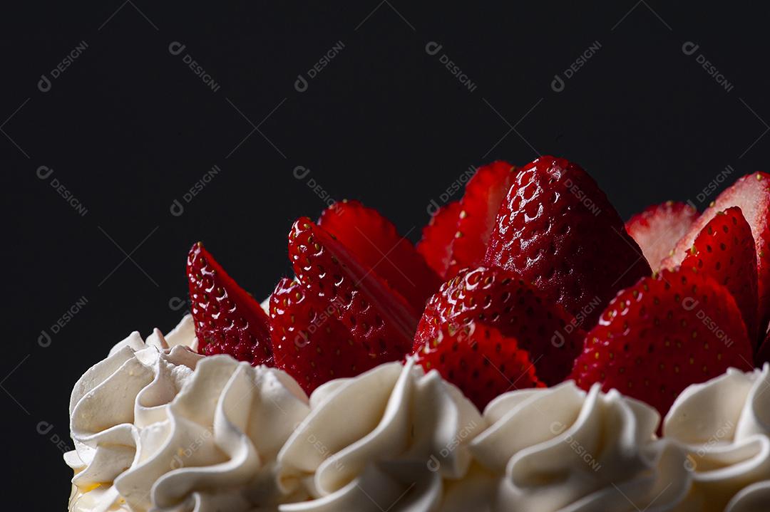 Bolo de aniversário lindo coberto com chantilly e palha fresca JPG