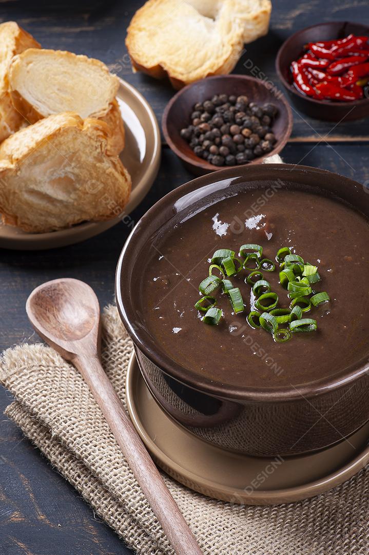 Delicioso prato da culinária brasileira chamado Caldo de Feijão JPG