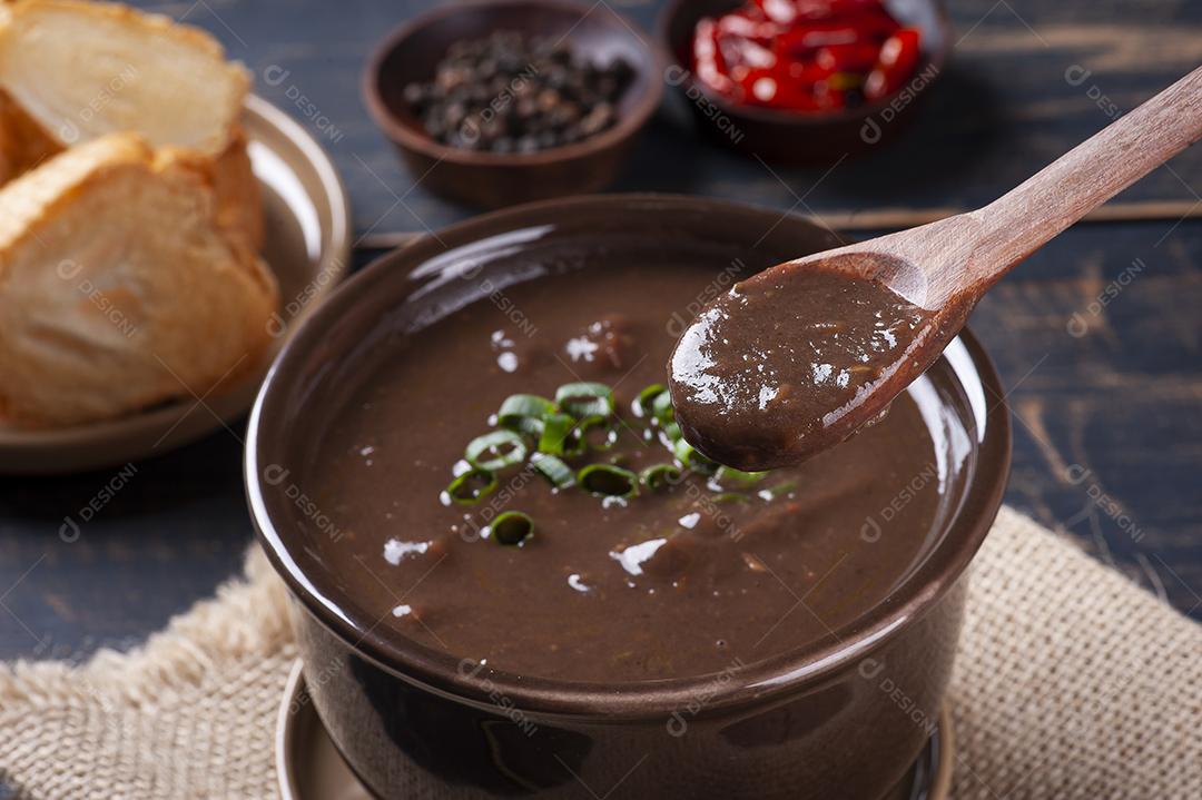 Delicioso prato da culinária brasileira chamado Caldo de Feijão JPG
