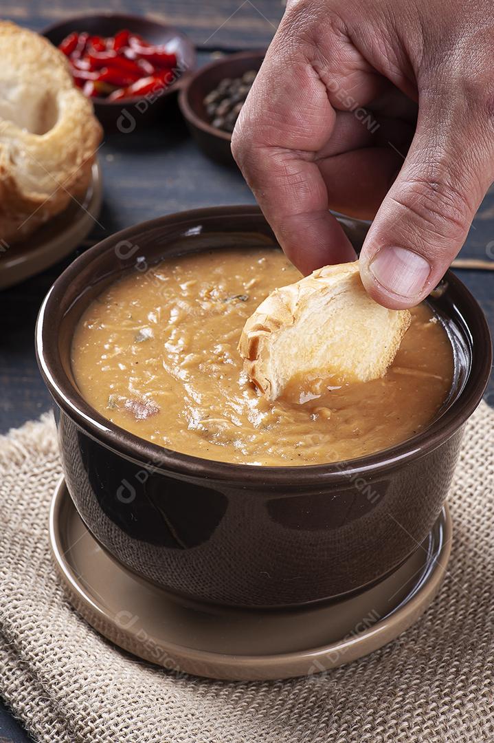 Delicioso prato da culinária brasileira chamado Caldo de Feijão JPG