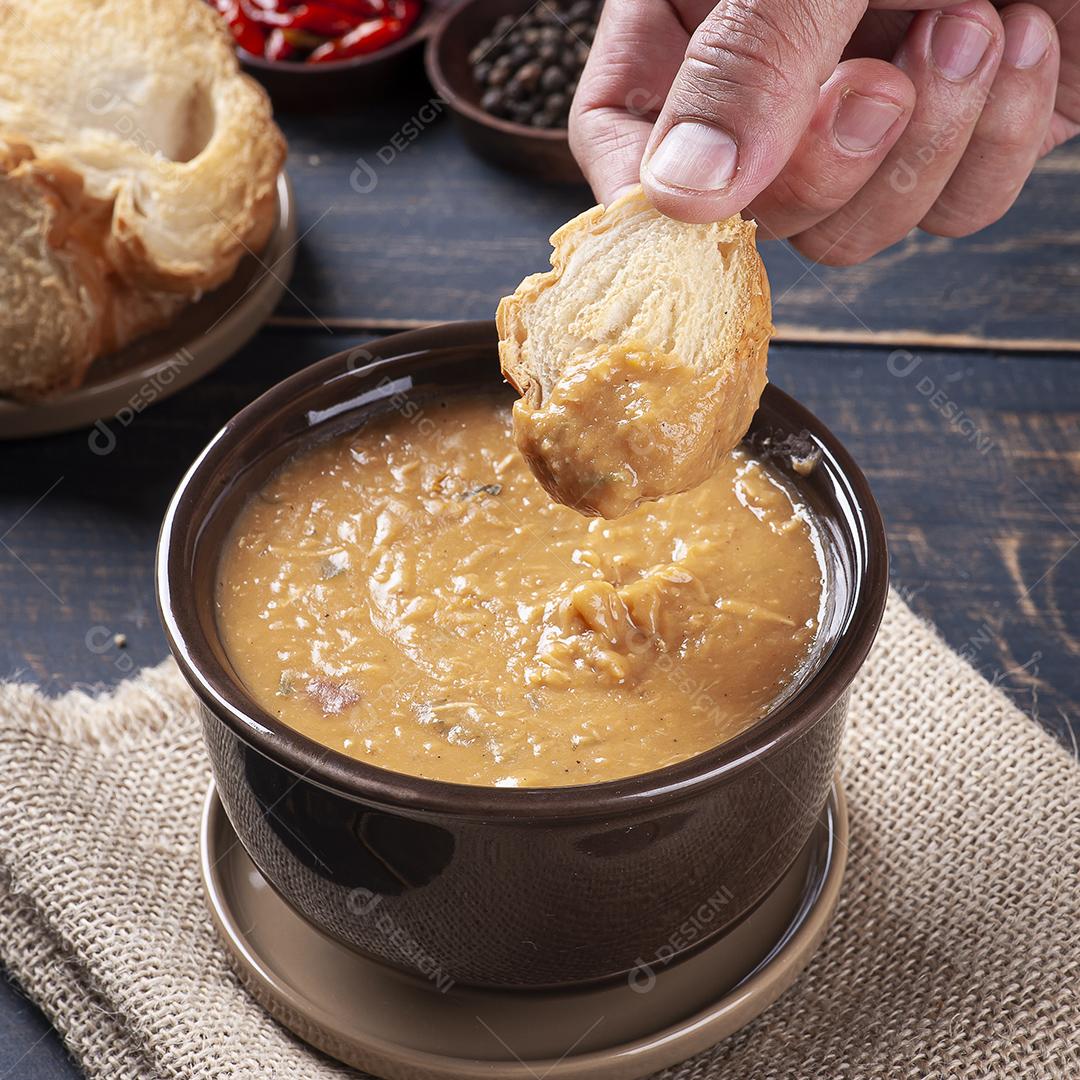 Delicioso prato da culinária brasileira chamado Caldo de Feijão JPG