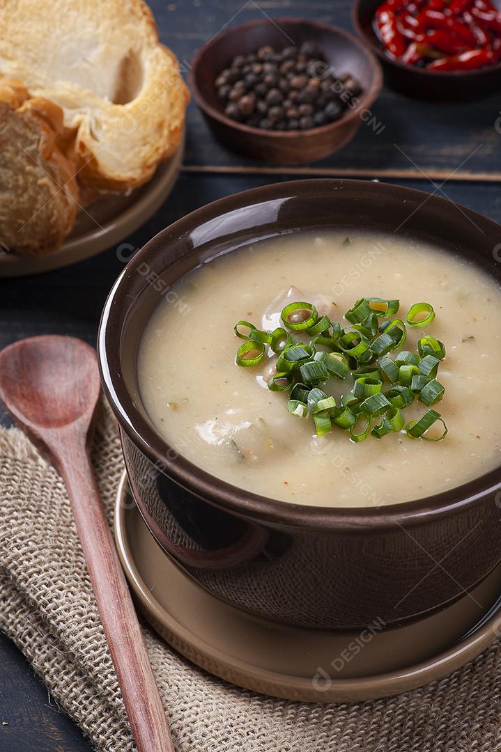 Delicioso prato da culinária portuguesa chamado Caldo Verde JPG