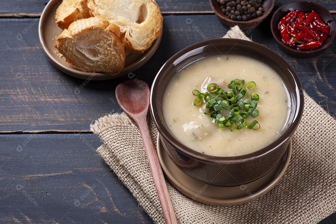 Delicioso prato da culinária portuguesa chamado Caldo Verde JPG