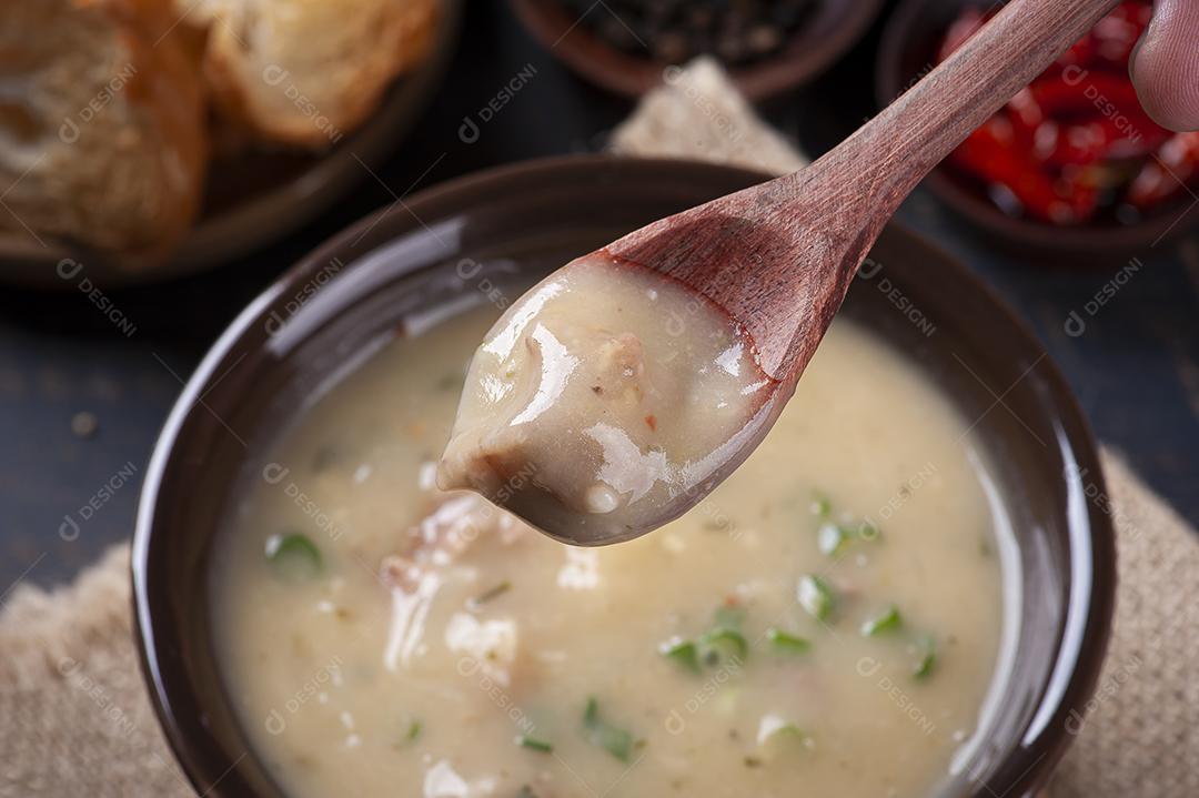 Delicioso prato da culinária portuguesa chamado Caldo Verde JPG