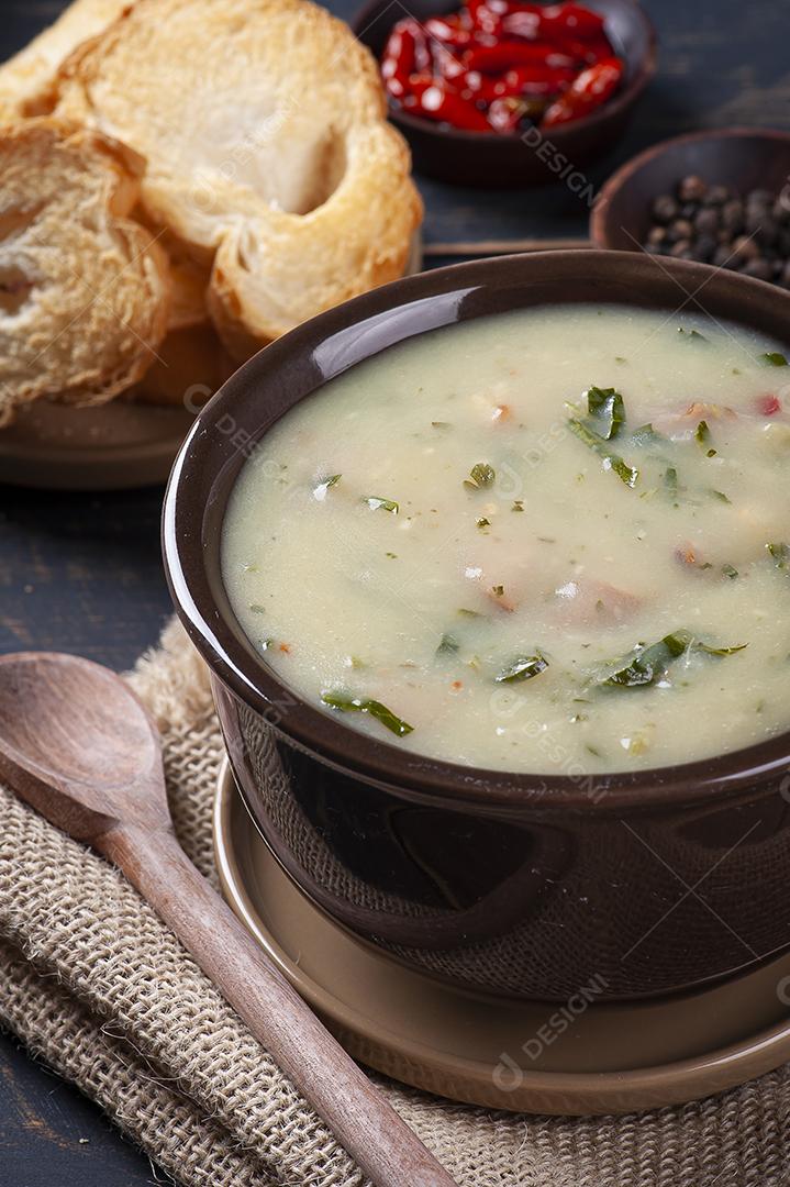 Delicioso prato da culinária portuguesa chamado Caldo Verde JPG