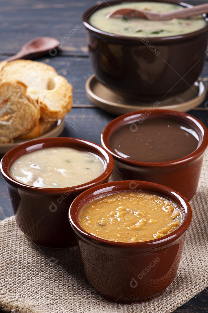 Variedade de caldos, feijão, mandioca e caldo verde. Comida de inverno JPG