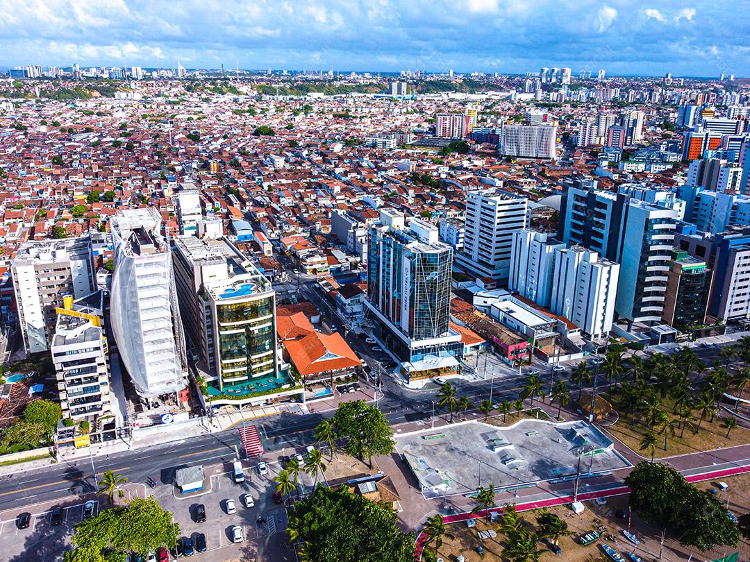 Rede de hotéis na Avenida Beiramar na praia da Pajucara em Maceió
