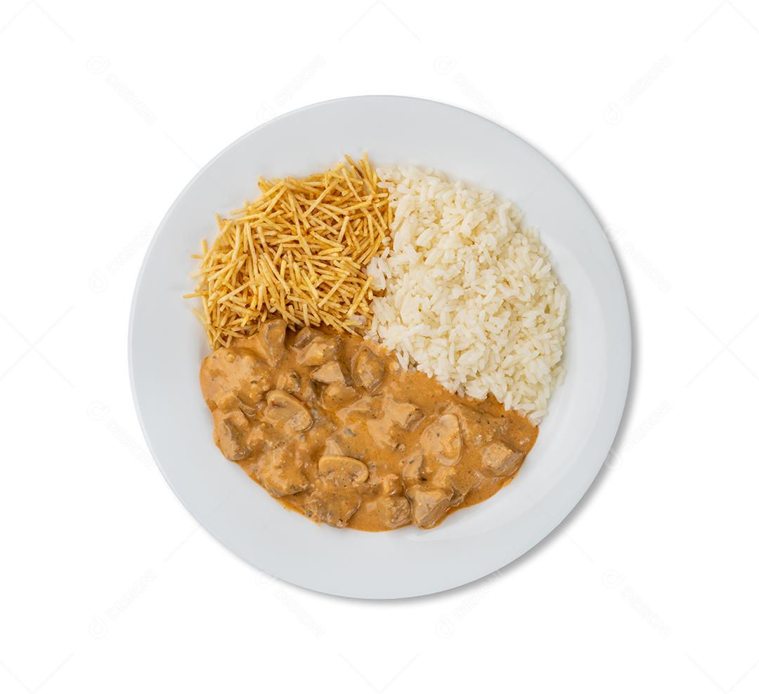 Strogonoff de carne com arroz e batata palha isolada sobre fundo branco.