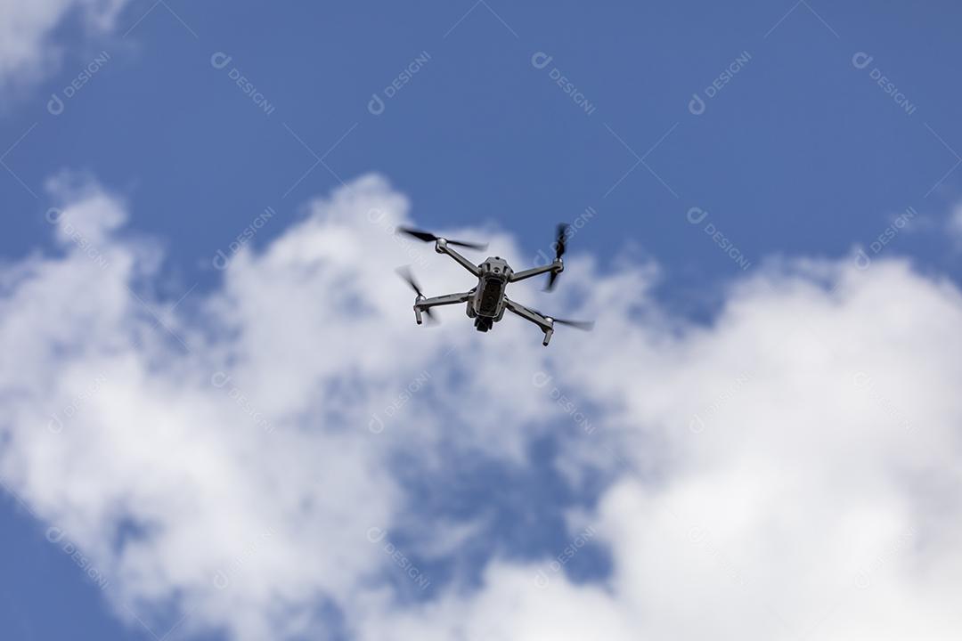 Drone sobre voando sobre o ceu nublado Imagem JPG