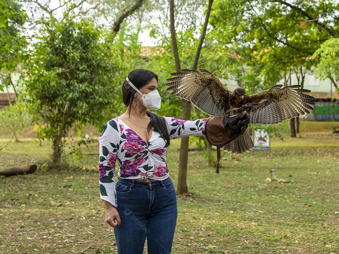 Mulher segurando uma aguia passaro aves Imagem JPG