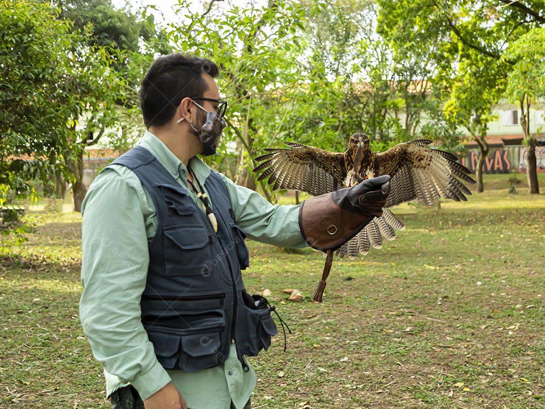 Homem segurando uma aguia passaro aves Imagem JPG