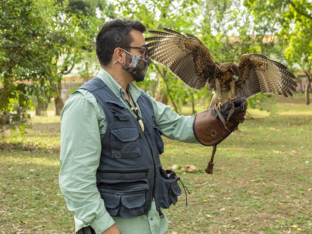Homem segurando uma aguia passaro aves Imagem JPG