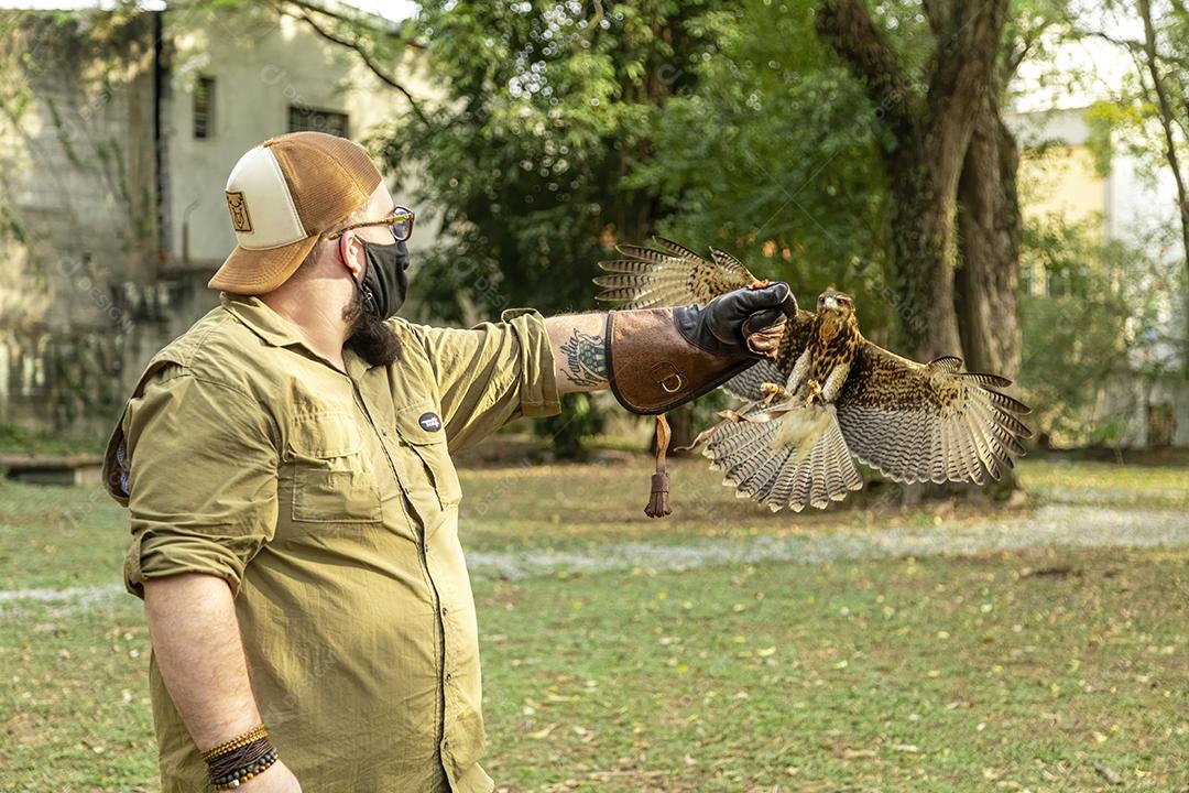 Homem segurando uma aguia passaro aves Imagem JPG