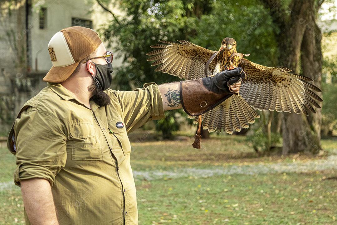 Homem segurando uma aguia passaro aves Imagem JPG