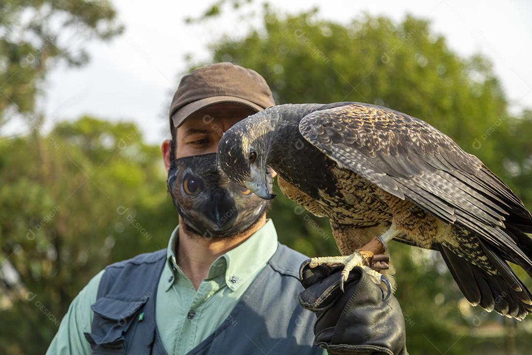 Homem segurando uma aguia passaro aves Imagem JPG