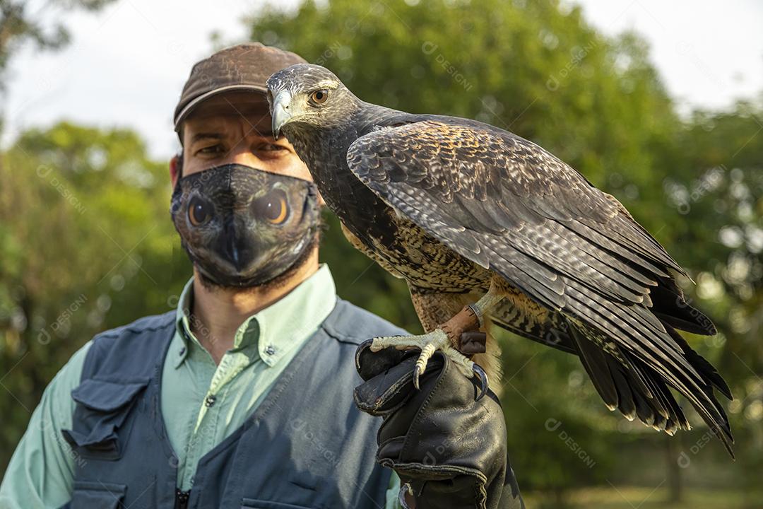 Homem segurando uma aguia passaro aves Imagem JPG
