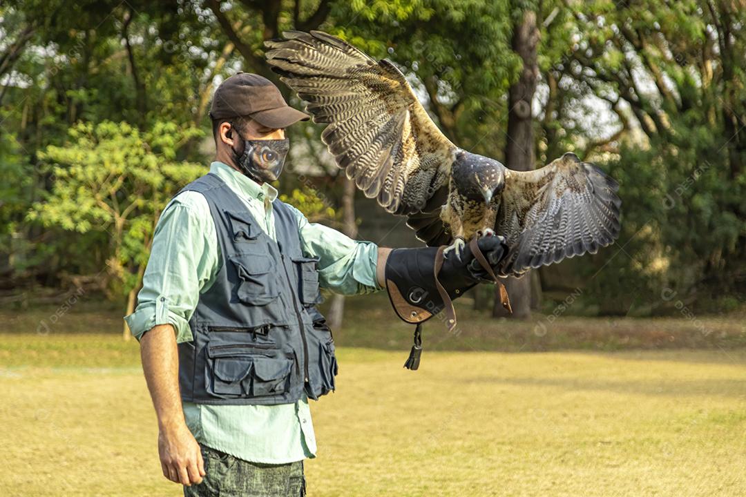 Homem segurando uma aguia passaro aves Imagem JPG