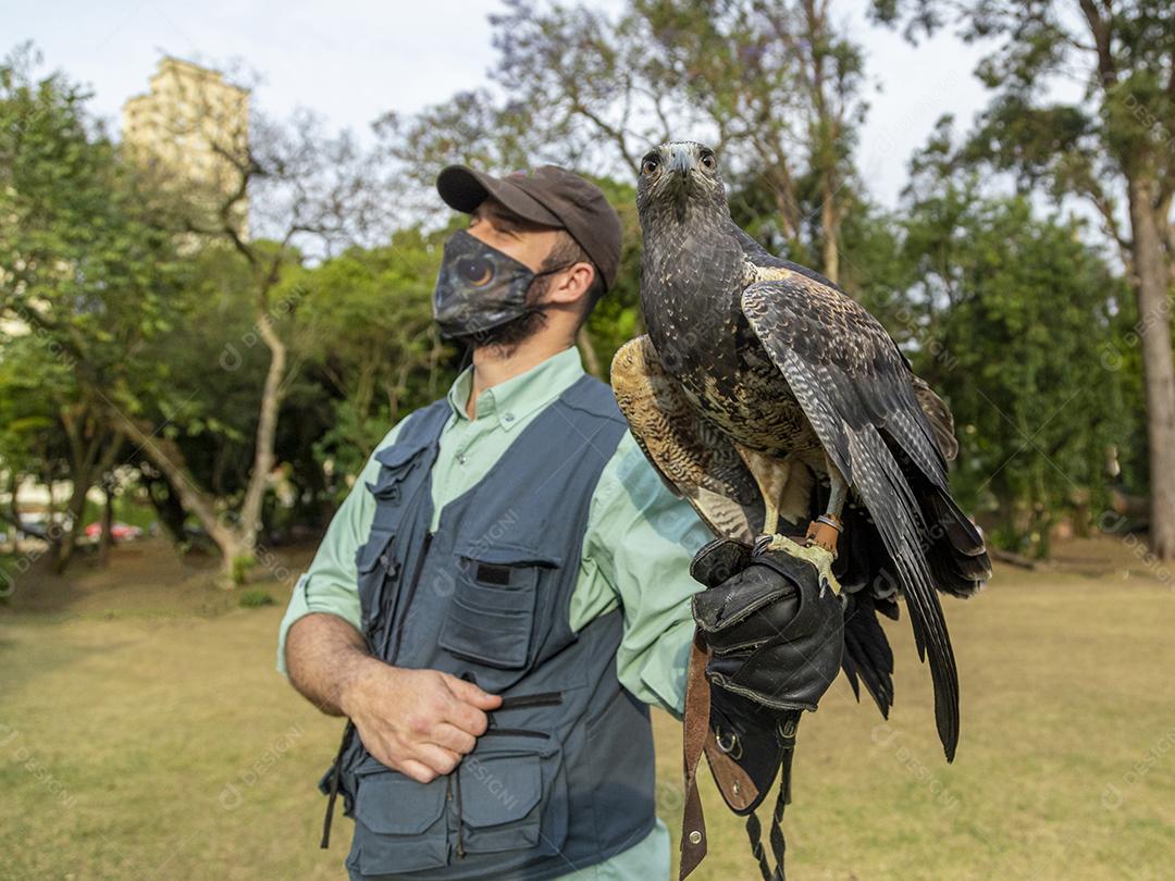 Homem segurando uma aguia passaro aves Imagem JPG