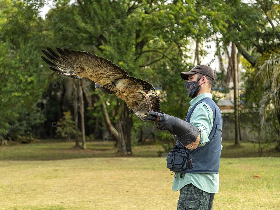 Homem segurando uma aguia passaro aves