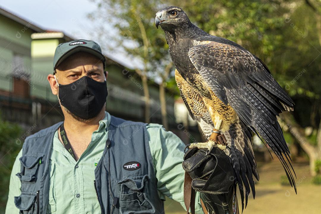Homem segurando uma aguia passaro aves