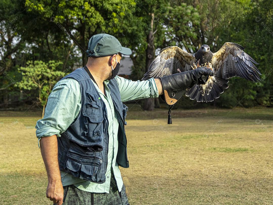 Homem segurando uma aguia passaro aves