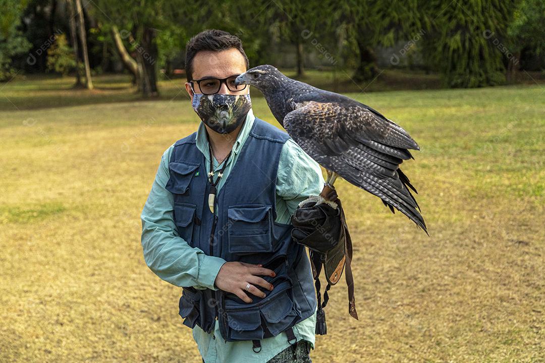 Homem segurando uma aguia passaro aves