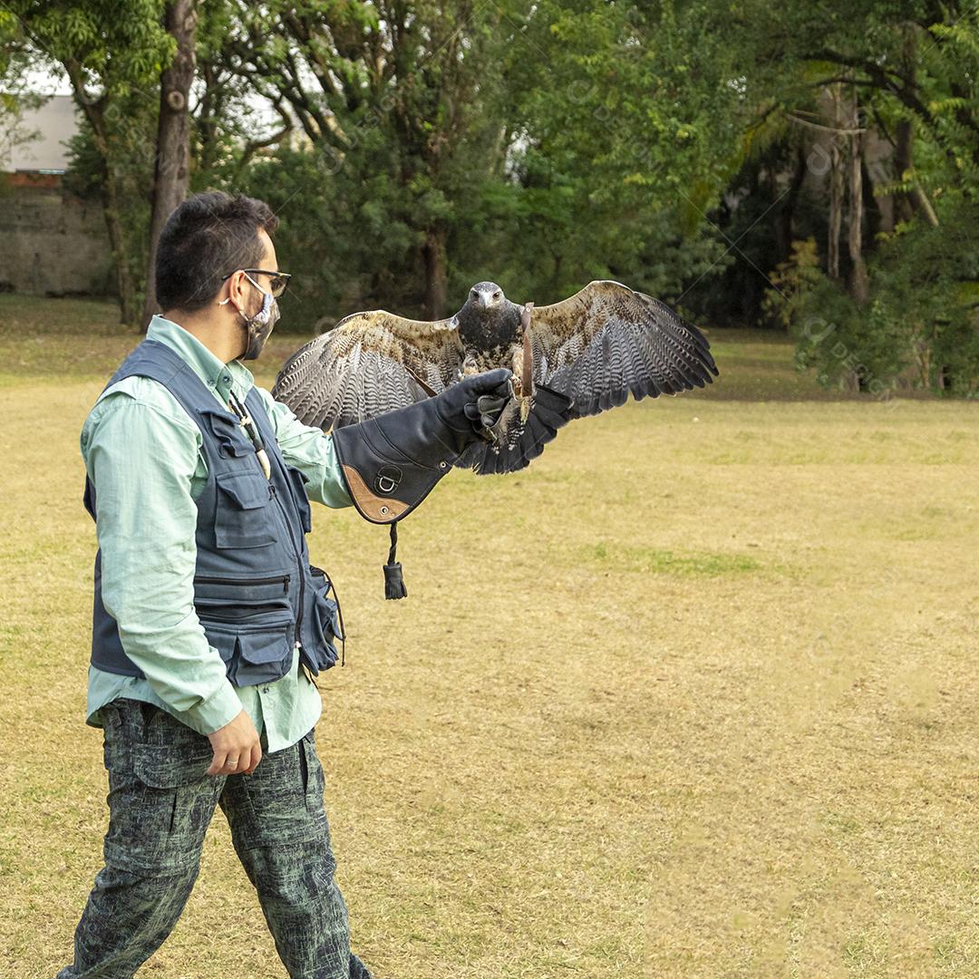 Homem segurando uma aguia passaro aves