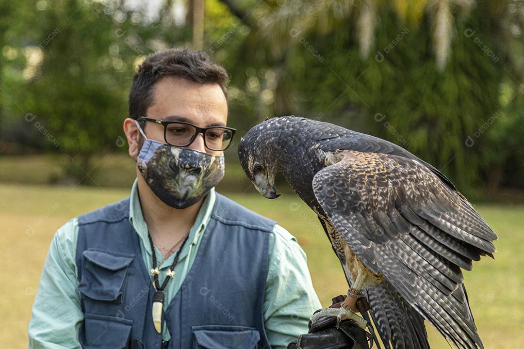 Homem segurando uma aguia passaro aves