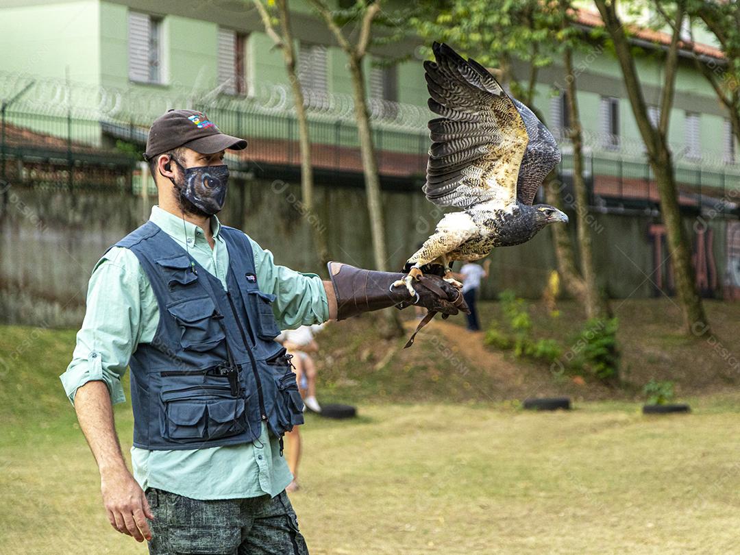 Homem segurando uma aguia passaro aves