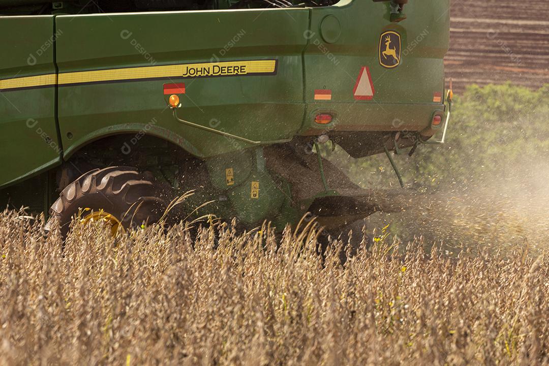 Trator agrícola colhendo soja no campo Imagem JPG