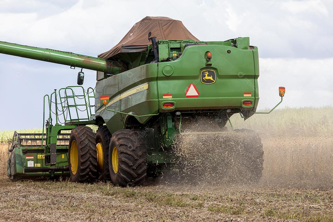 Trator agrícola colhendo soja no campo Imagem JPG