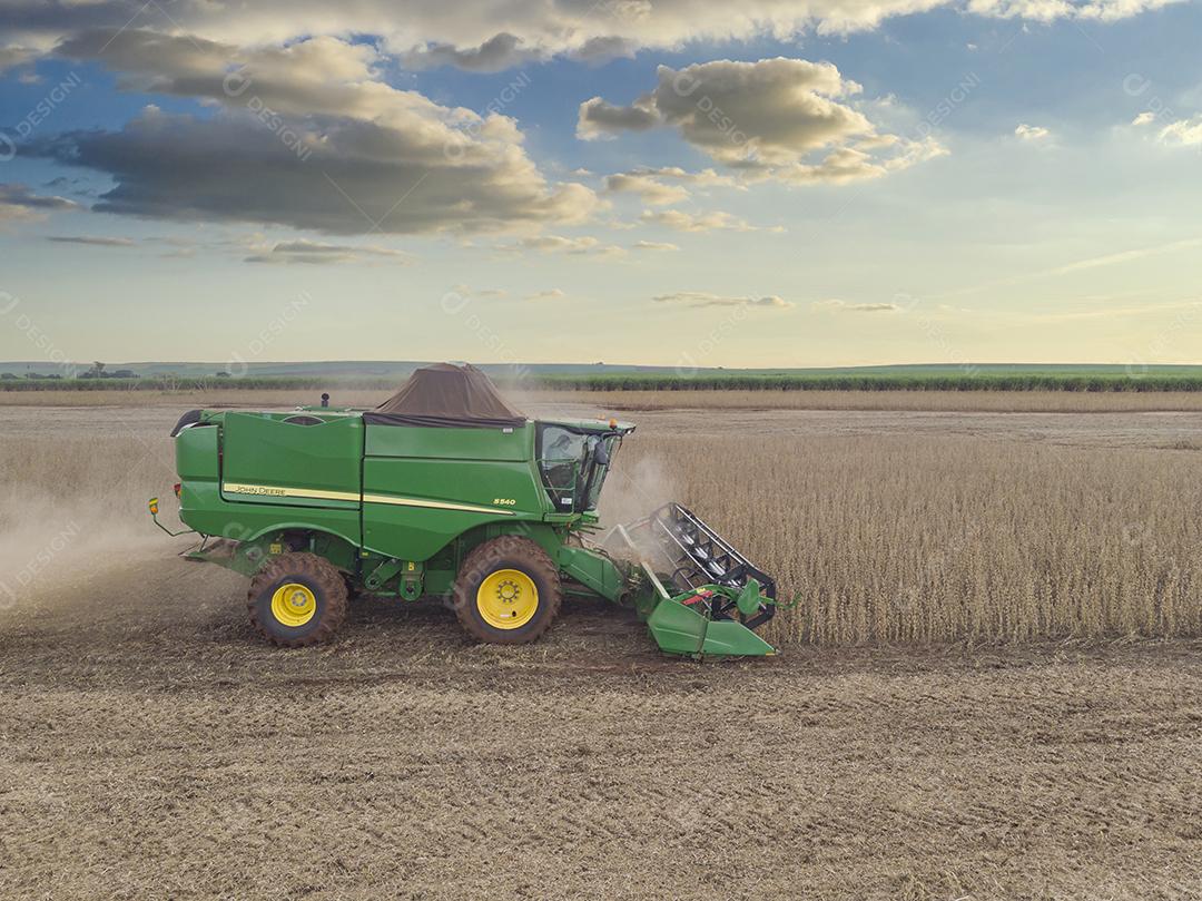 Trator agrícola colhendo soja no campo Imagem JPG