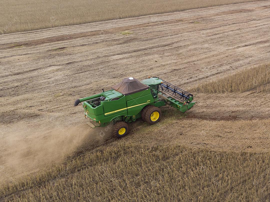 Trator agrícola colhendo soja no campo Imagem JPG