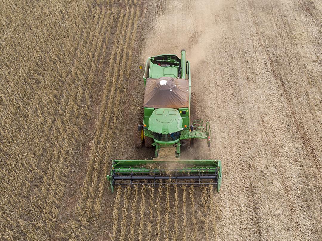 Trator agrícola colhendo soja no campo Imagem JPG