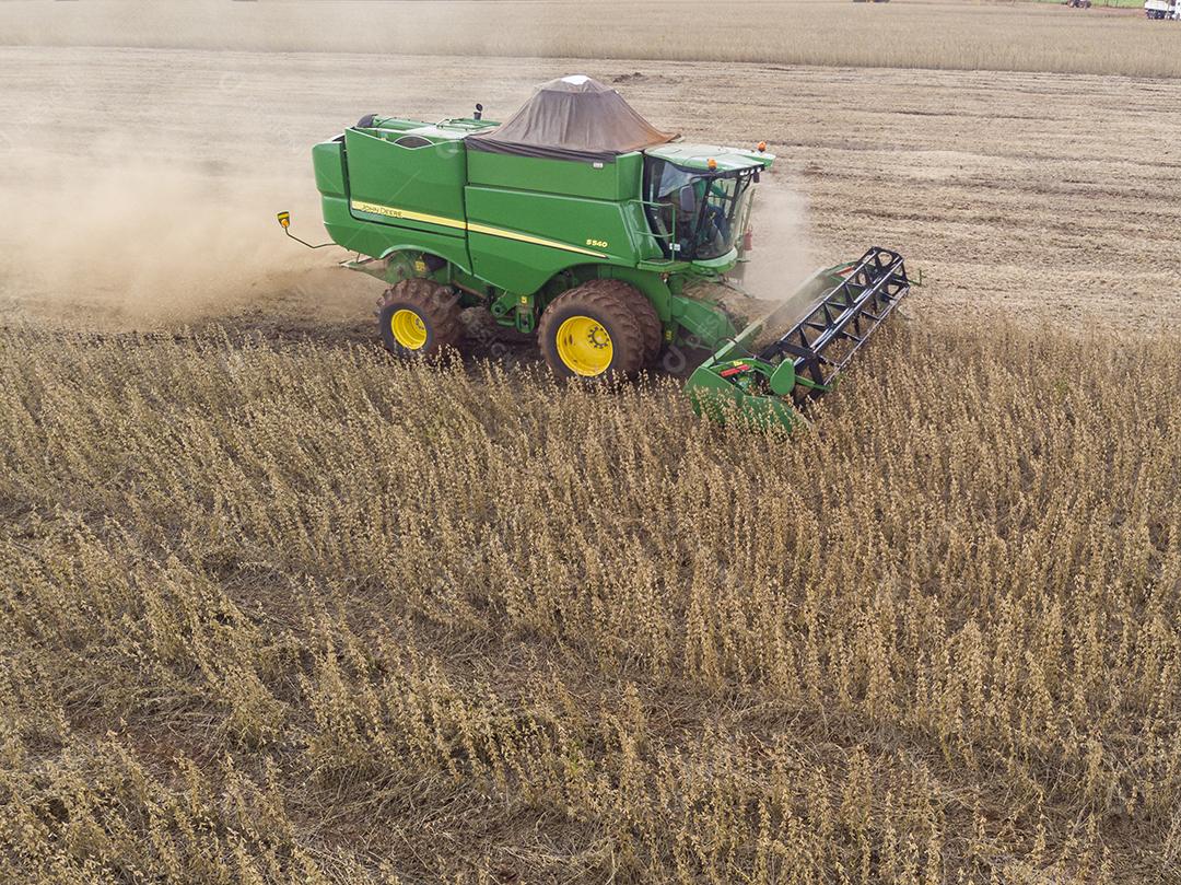 Trator agrícola colhendo soja no campo Imagem JPG