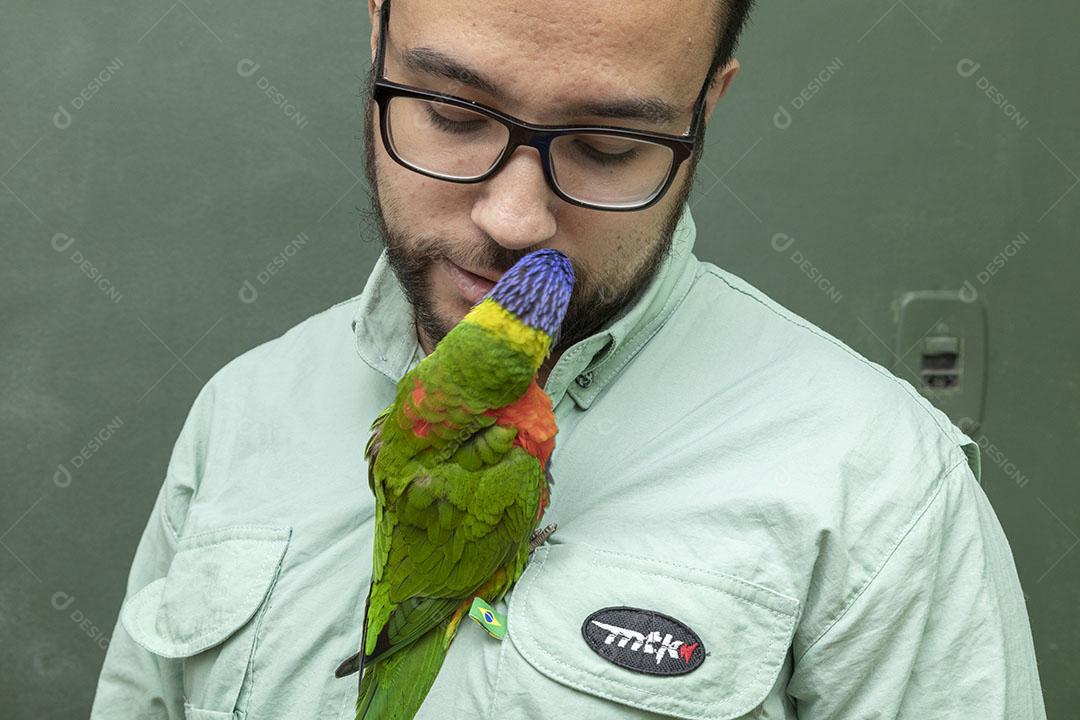 Loriinae aves passaro subindo na roupa do homem Imagem JPG