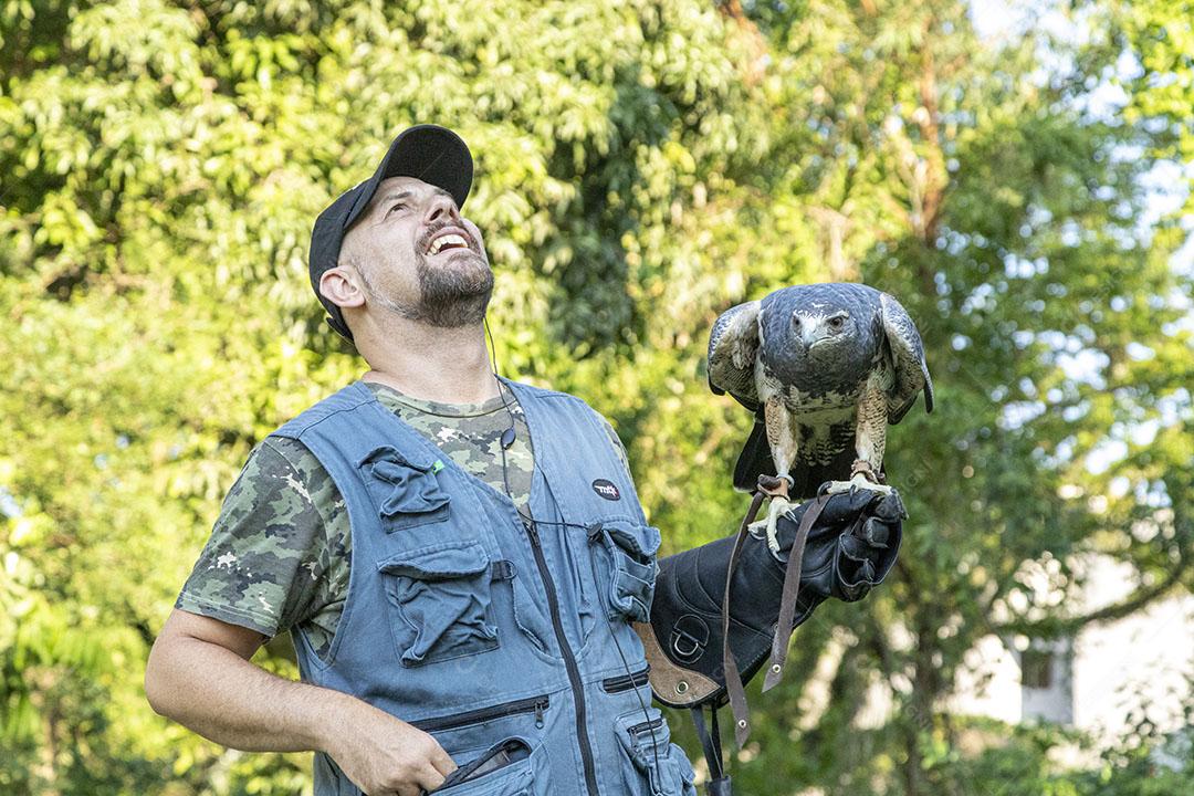 Homem segurando uma aguia passaro aves