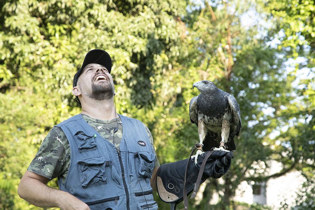Homem segurando uma aguia passaro aves
