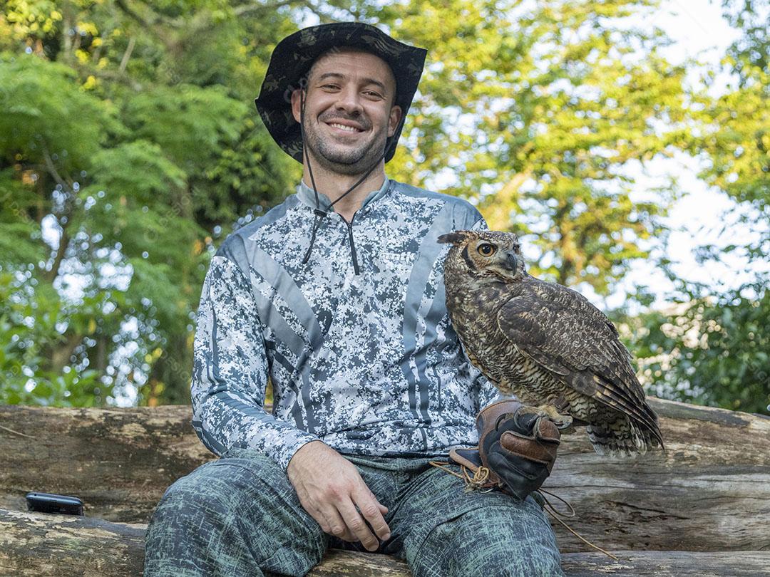 Homem segurando coruja aves passaros
