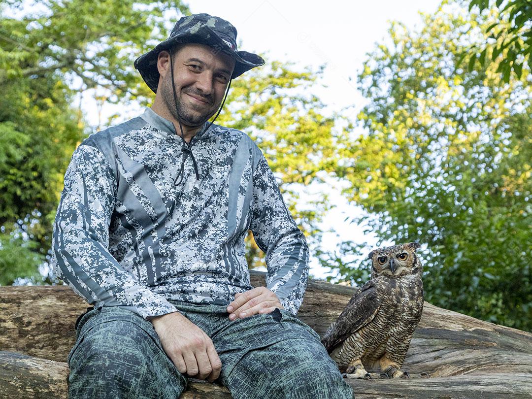 Homem segurando coruja aves passaros