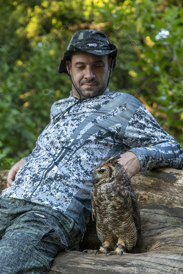 Homem segurando coruja aves passaros