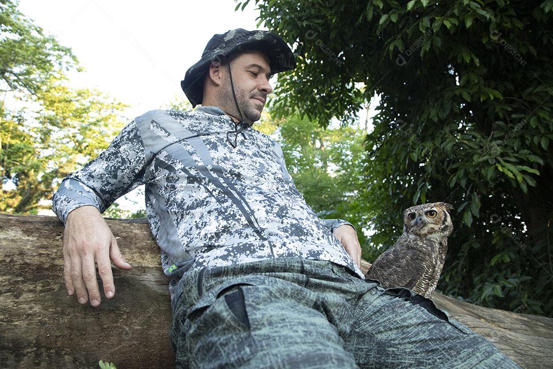 Homem segurando coruja aves passaros